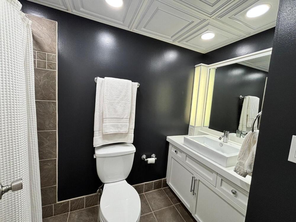 Downtown Studio with Full Kitchen and Bath